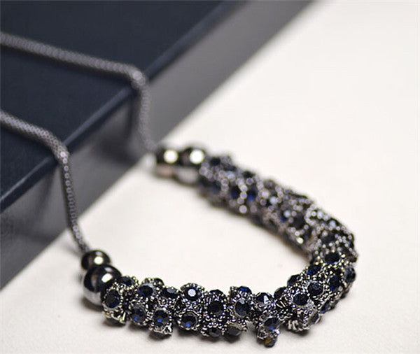 Collier avec saphir rond noir et diamant bleu