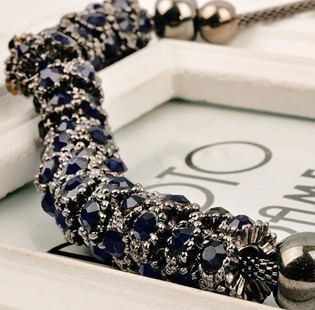 Collier avec saphir rond noir et diamant bleu