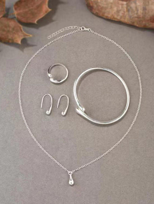 Collier, boucle d'oreille, bracelet en métal